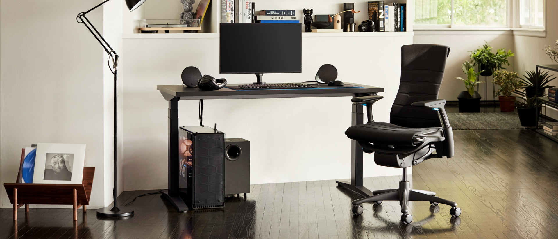 낮시간에 Embody Gaming Chair_ Ollin Monitor Arm 및 Rat_.jpeg